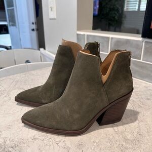 Vince Camuto Gigietta Suede Bootie Dark Green NWOB